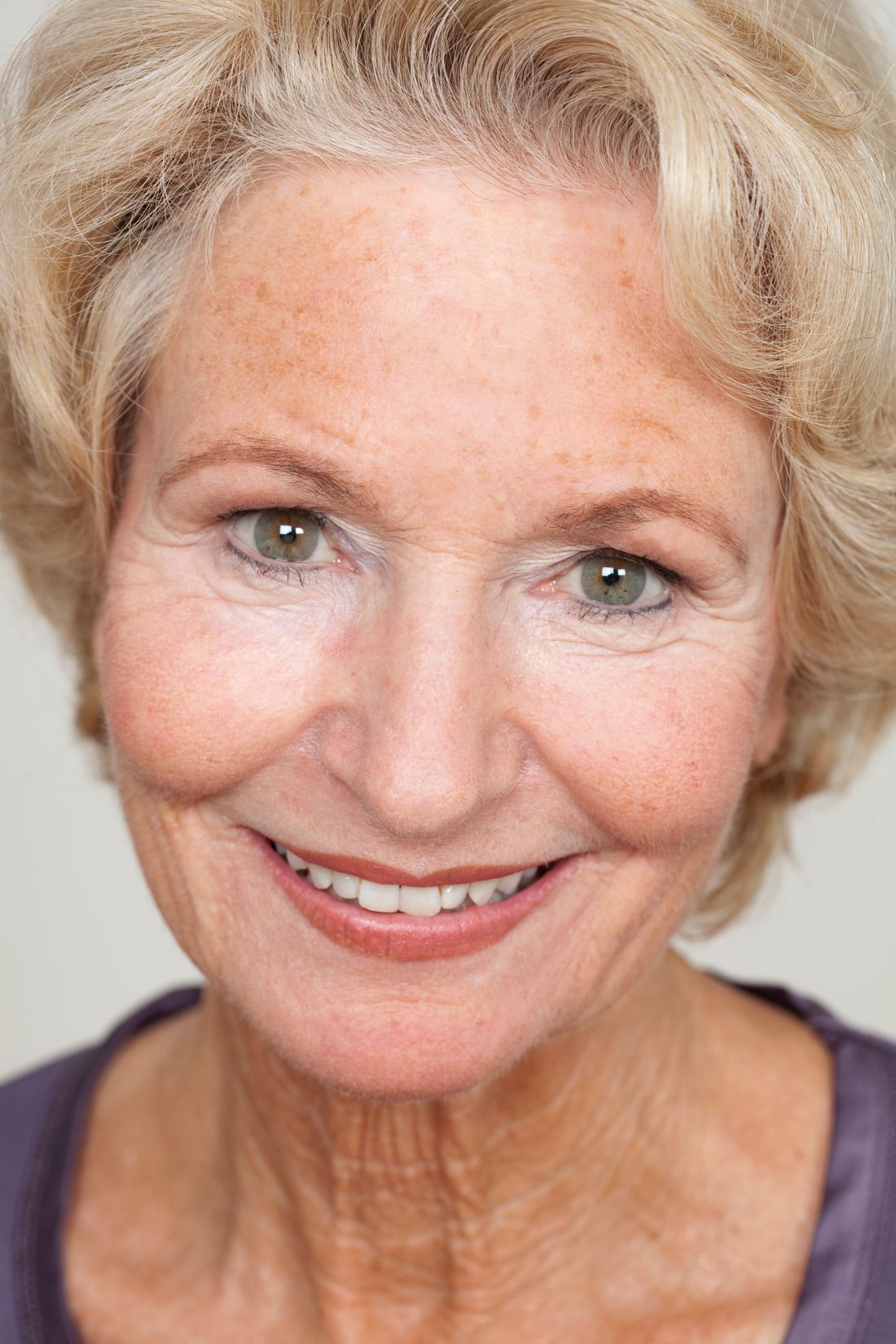 Personne âgée souriante