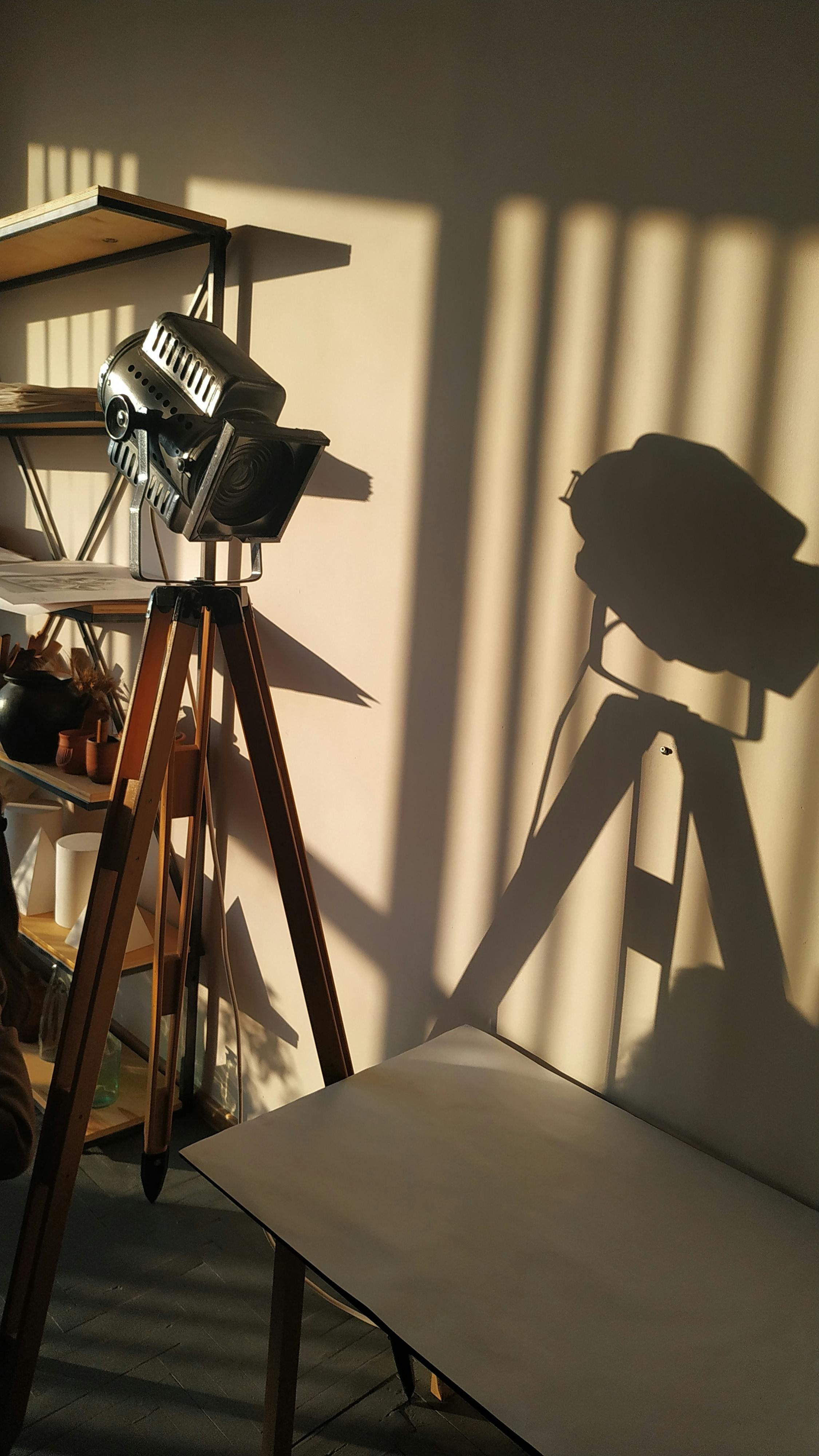 What type of shelf bracket is strongest?