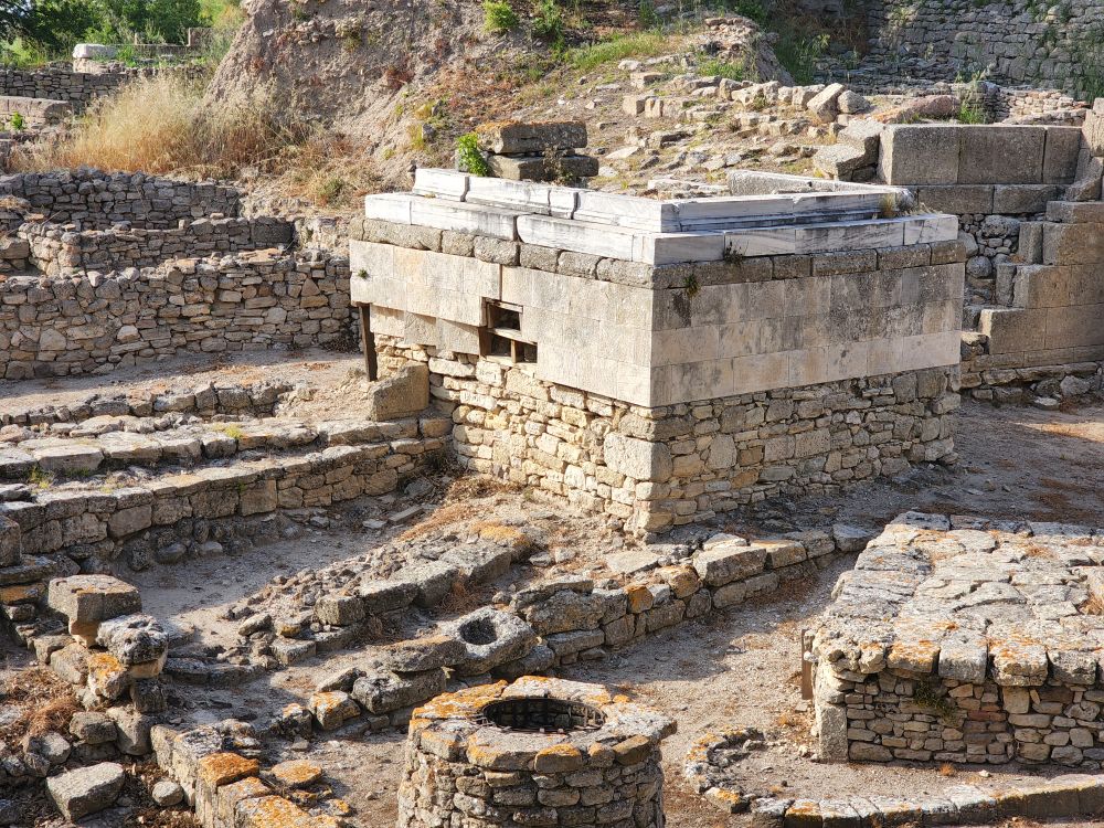 Ruinas de piedra de la antigua ciudad de Troya, Çanakkale