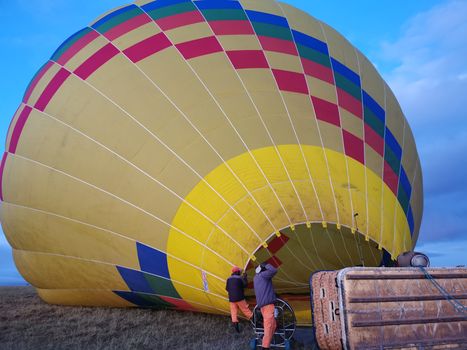 Hot-air balloon over the Mara at dawn — Kenya Safari