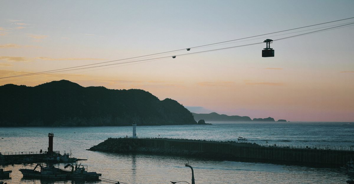 Scenic sunset view over the sea with a cable car in Gangwon, South Korea. visual (Photo: Gyubeen Hong / Pexels)