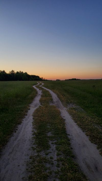Field track at dusk by Alexey Chudin on Pexels