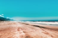 原始的沙滩、碧绿的天空和柔和的海浪，非常适合旅行爱好者