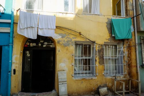 Free Old building facade with laundry on clothesline, showcasing urban decay and vibrant colors. Stock Photo