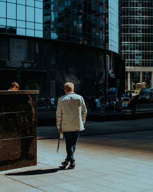 Gratis stockfoto met achteraanzicht, city street, kerel