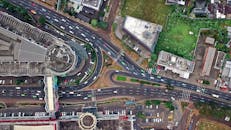 无人机在印度尼西亚万丹辛当查亚繁忙的城市十字路口进行了拍摄