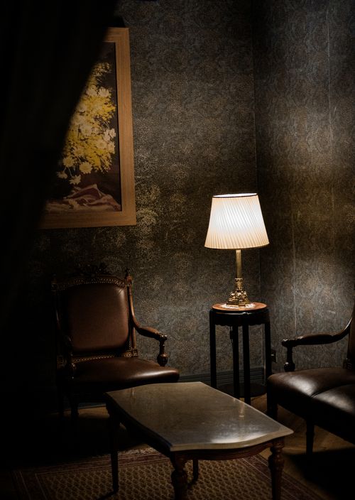 Free Cozy room with antique furniture and warm lighting, creating a luxurious ambiance. Stock Photo