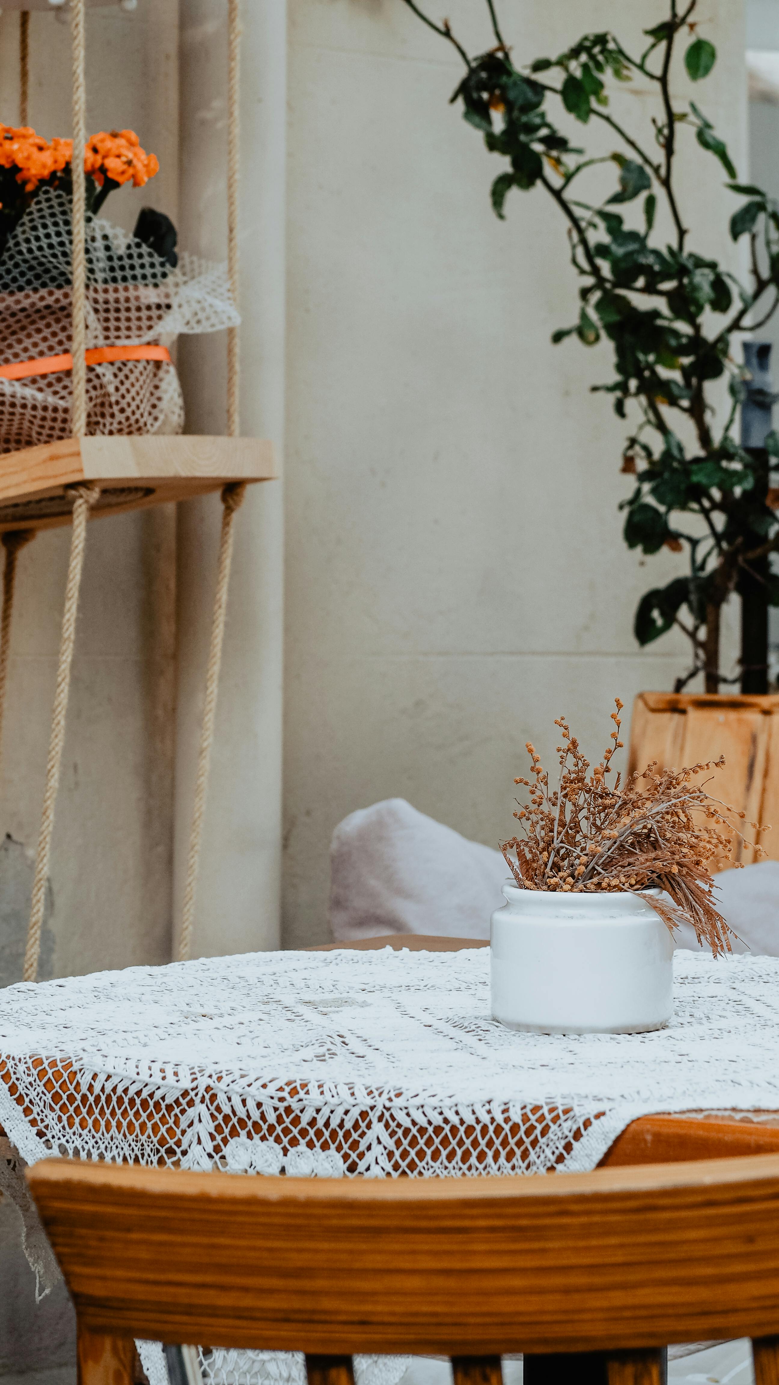 Gratuit Masa Rotunda Cu O Vaza Deasupra Fotografie de stoc