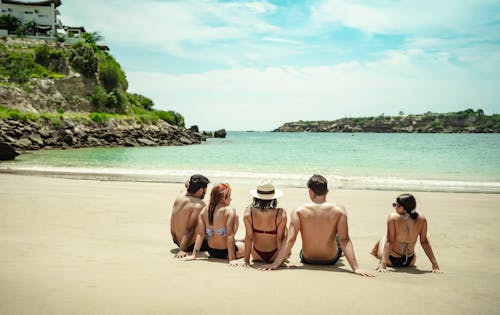 Foto profissional grátis de amigos, areia, biquínis