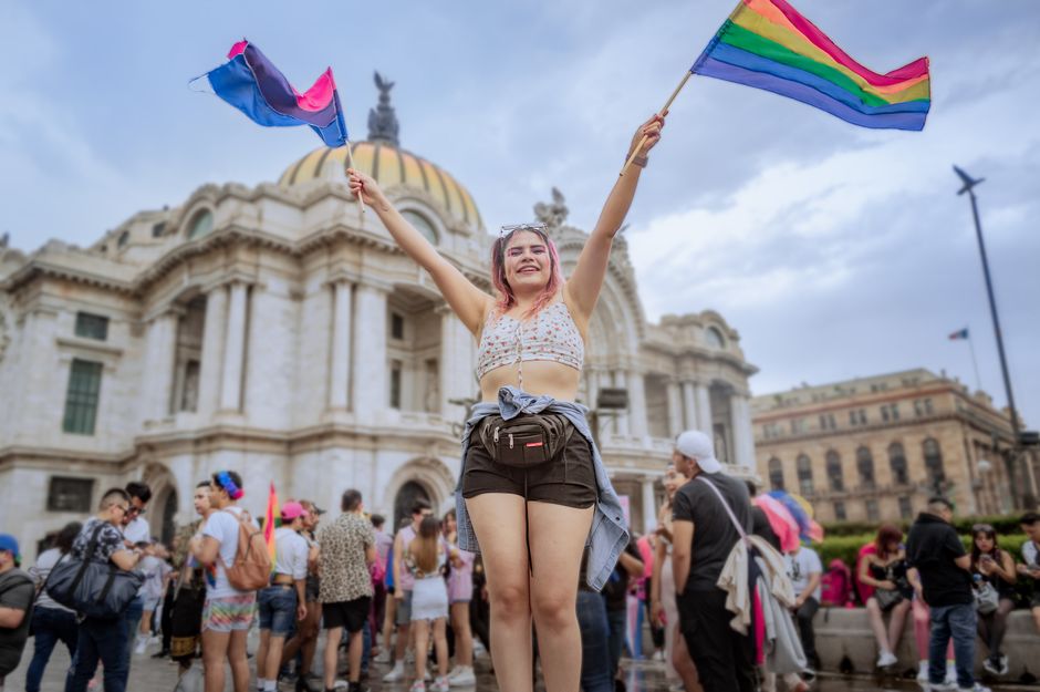 Desfile vibrante del orgullo frente al Palacio de Bellas Artes, Ciudad de México.