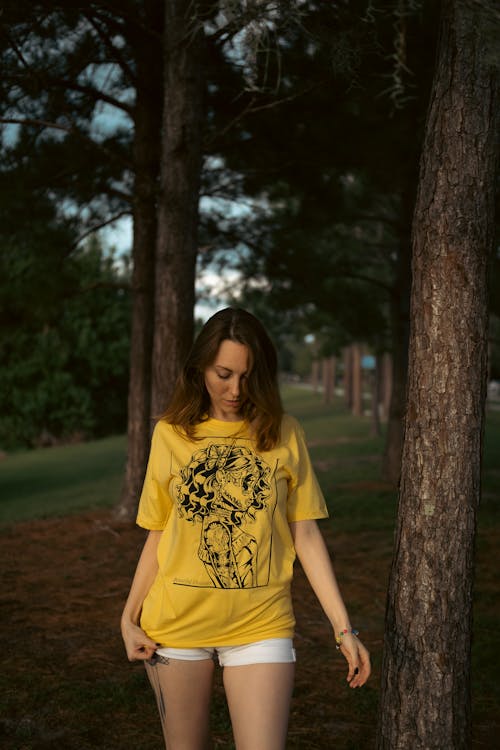 Foto stok gratis baju kuning, di bawah pohon, gaya