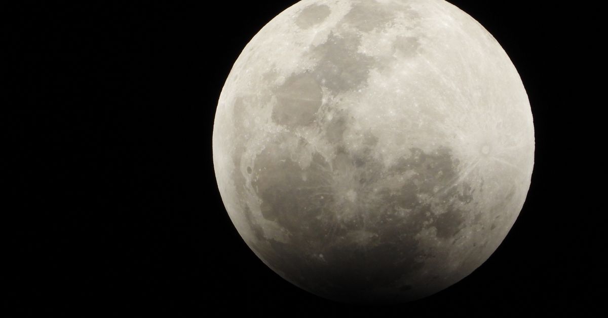 La luna llena de agosto alcanzó un eclipse lunar parcial con sombra terrestre visible para todos La luna llena de agosto alcanzó un eclipse lunar parcial con sombra terrestre visible para todos