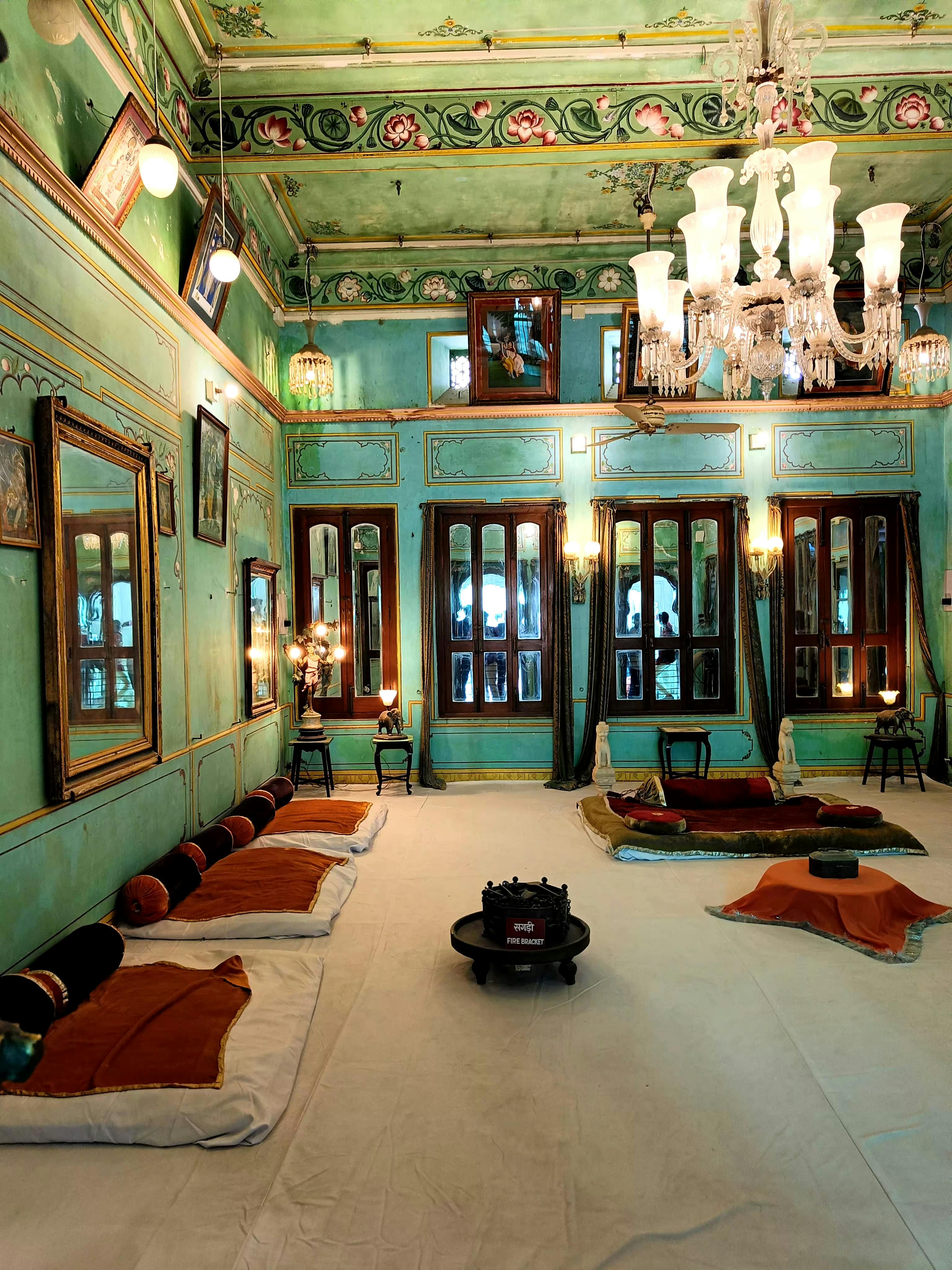 Aggregate 71+ udaipur palace interior best