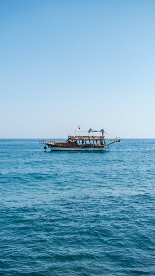 Kostenloses Stock Foto zu blauer himmel, boot, gewässer