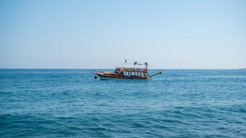 bezplatná Základová fotografie zdarma na téma člun, horizont, malebný Základová fotografie