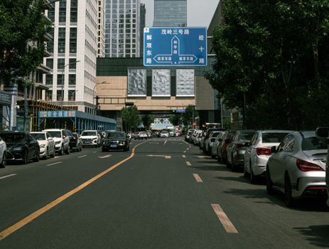 左侧为积碳堵塞的旧三元催化器截面，右侧为清洁的新品截面对比