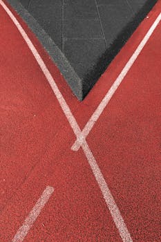 红色表面的几何形状轨道特写，创造出引人注目的线条与对比