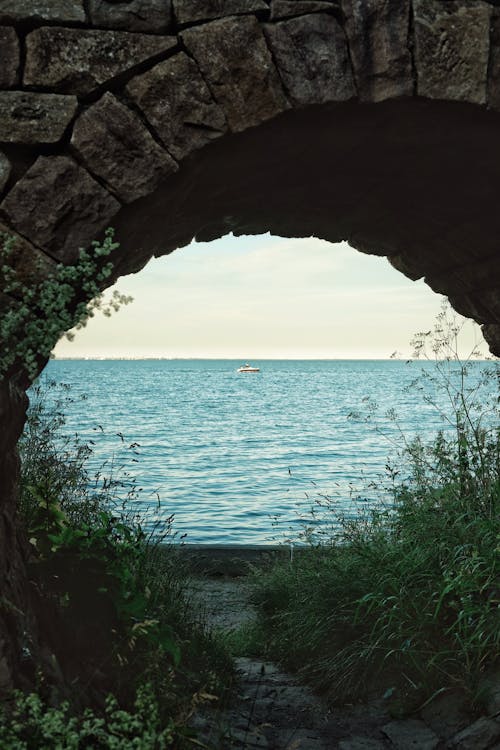 Darmowe zdjęcie z galerii z horyzont, łuk kamienny, morze