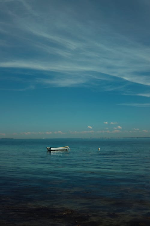 Darmowe zdjęcie z galerii z chmura, łódź, morze