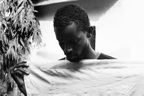 Ilmainen kuvapankkikuva tunnisteilla afroamerikkalainen mies, harmaasävyt, kangas