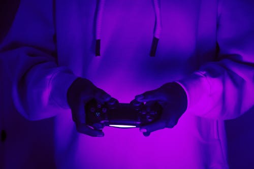 Darmowe zdjęcie z galerii z fioletowe światło, gamepad, granie