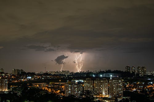 binalar, gece, gök gürlemesi içeren Ücretsiz stok fotoğraf