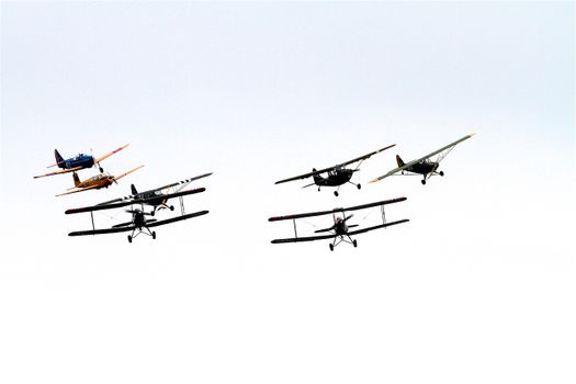 A group of vintage airplanes in flight, displaying a captivating aerial formation., free online jigsaw puzzle on JigsawPuzzlesFreeOnline.org