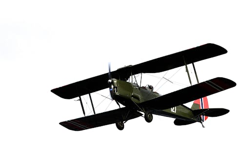 Bezpłatne Zielony I Czarny Samolot śmigłowy Lecący Pod Czystym Niebem Zdjęcie z galerii