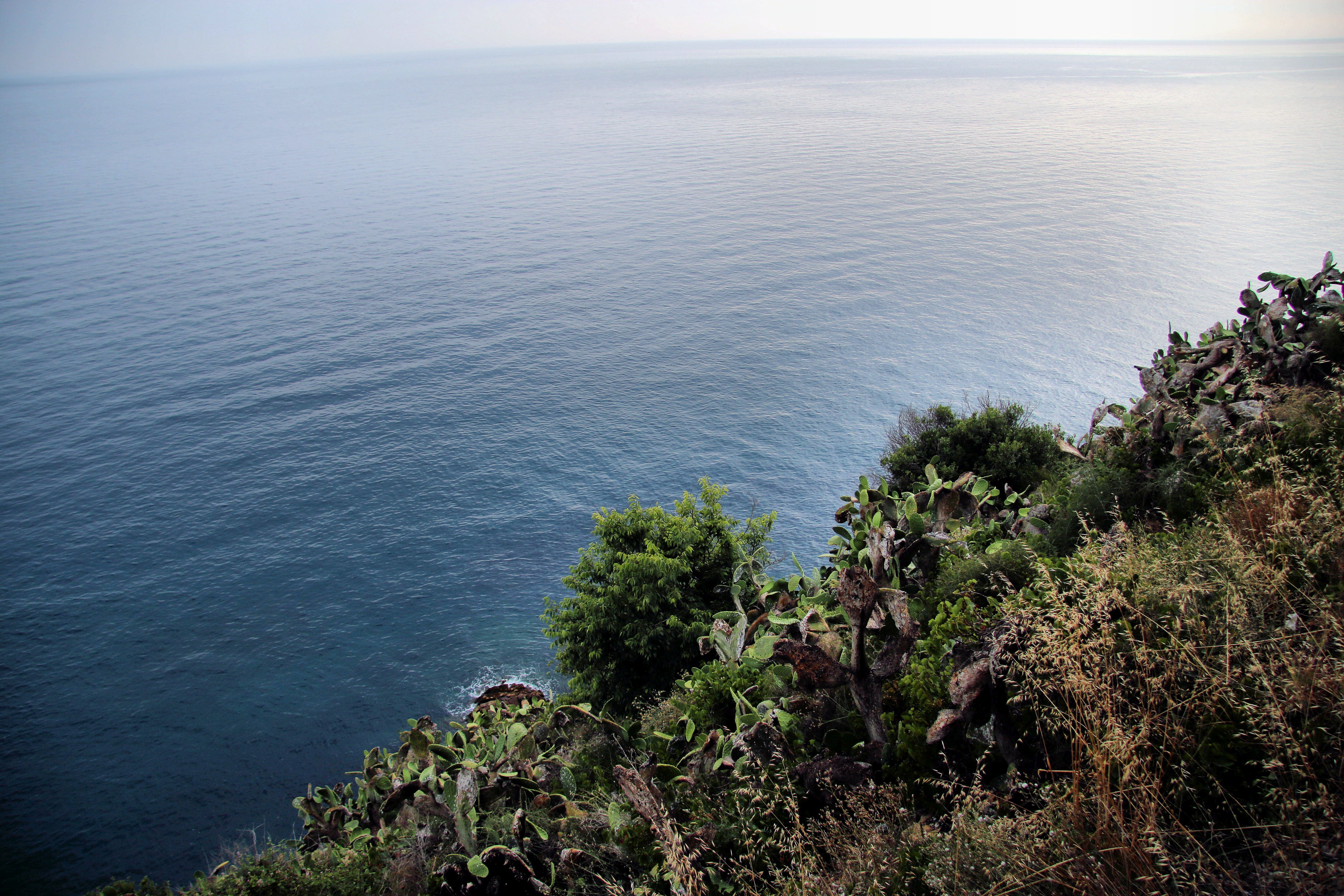 Mare albastră văzută de la malul stâncos mediteranean