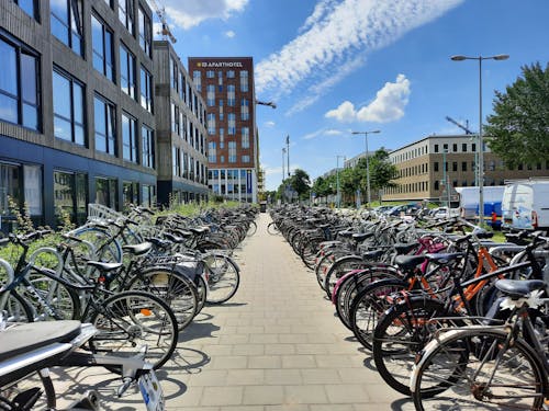 Ücretsiz binalar, bisiklet yolu, bisikletler içeren Ücretsiz stok fotoğraf Stok Fotoğraflar
