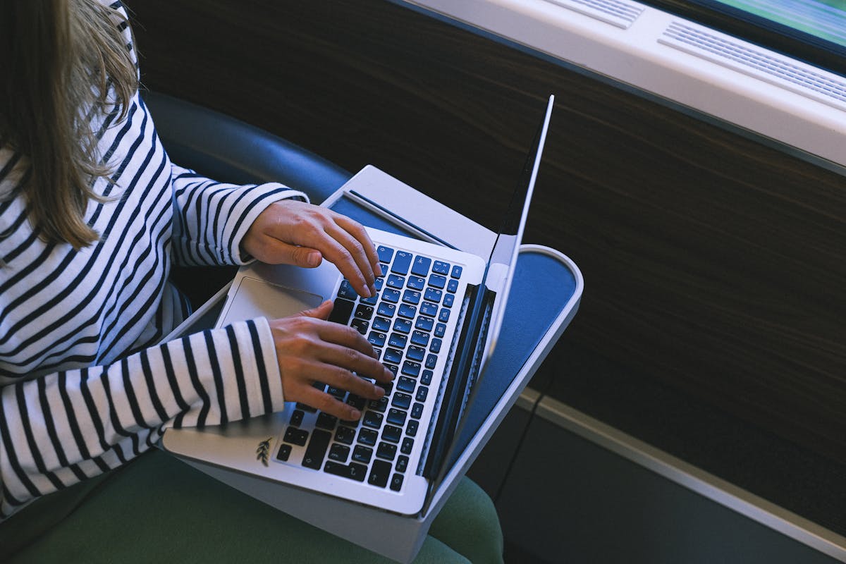Schermo rialzato, spalle rilassate e poggiapolsi: un esempio di ergonomia in viaggio.