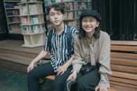 在越南嘉莱，一对幸福的夫妇坐在户外的长凳上