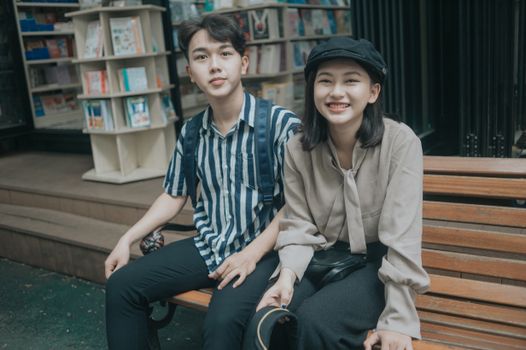在越南嘉莱，一对幸福的夫妇坐在户外的长凳上