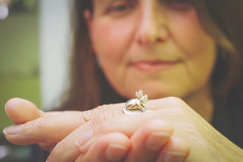 Fotografia Ravvicinata Di Anello In Argento