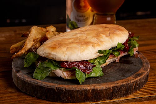 Бесплатное стоковое фото с бутерброды, вкусный, деревянная разделочная доска