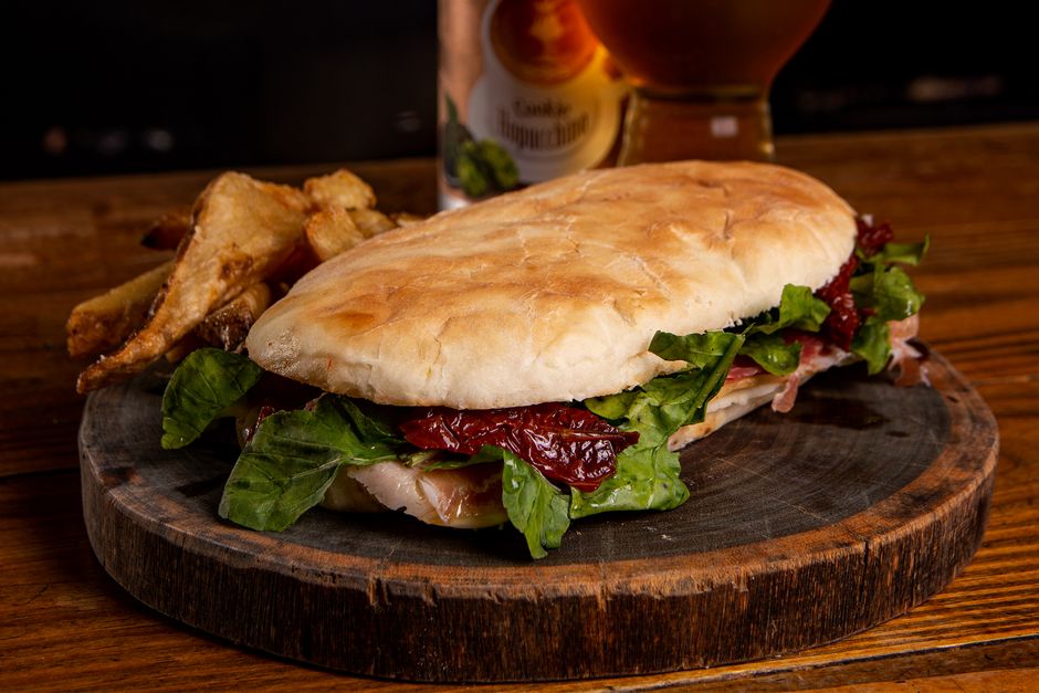 Olasz bruschetta al pomodoro – Toszkána legegyszerűbb nyári előétele – rustic italian bread ciabatta sliced wooden board