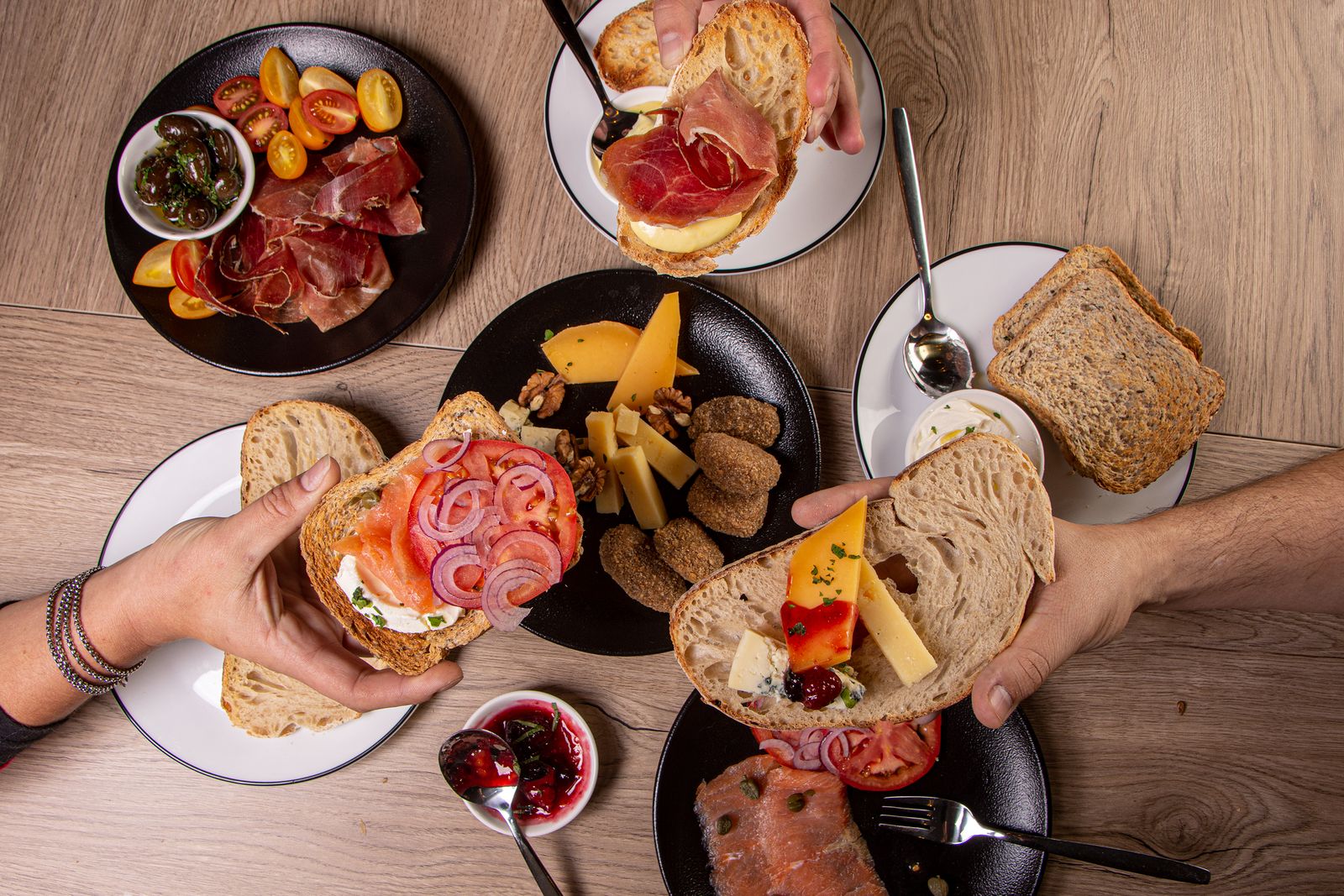 Colazione artigianale con pane, formaggi locali e confetture fatte in casa