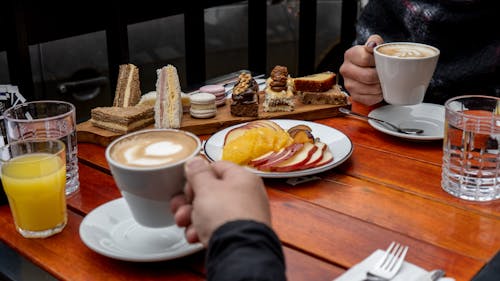 Foto profissional grátis de alimento, arte de café, bandeja de madeira