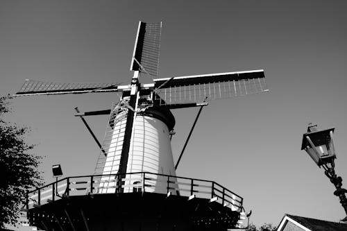 Фото ветряной мельницы в оттенках серого