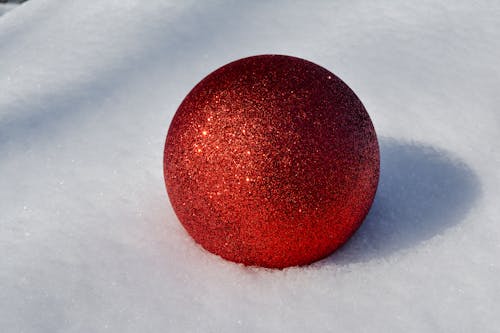Fotos de stock gratuitas de adorno rojo, bola, brillante