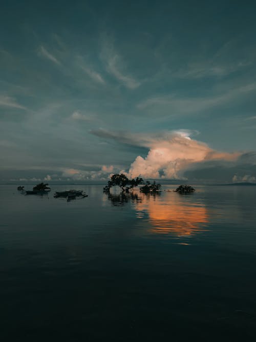 Kostenloses Stock Foto zu boote, dramatischer himmel, goldene sonne