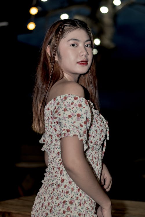 Gratis stockfoto met Aziatische vrouw, bloemetjesjurk, blote schouder