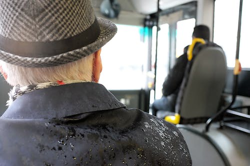 Hombre Vestido Con Abrigo Negro Mientras Está Mojado