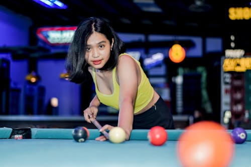 Kostnadsfri bild av asiatisk tjej, biljardbollar, cue stick