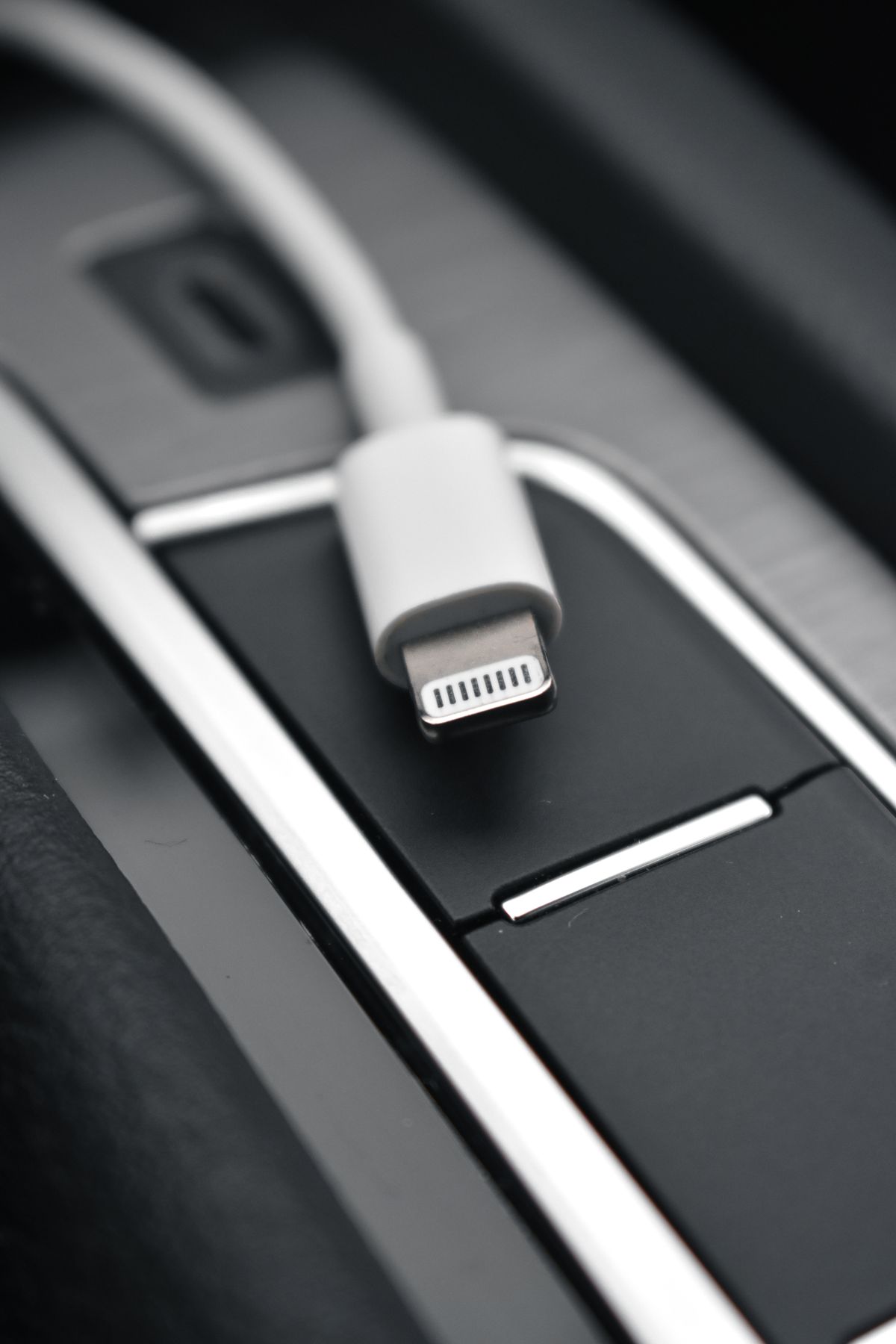 Detail konektor kabel charger smartphone untuk fast charging baterai gaming phone berkapasitas besar