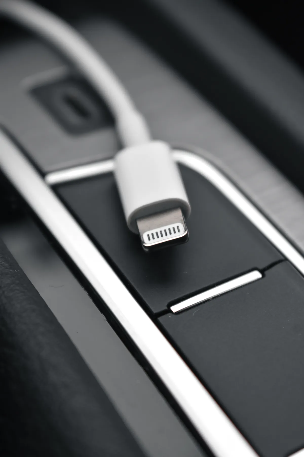 Detail konektor kabel charger smartphone untuk fast charging baterai gaming phone berkapasitas besar
