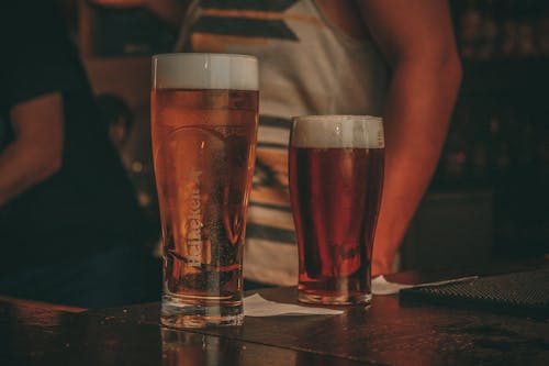 бесплатная Два прозрачных стакана, наполненных пивом Стоковое фото