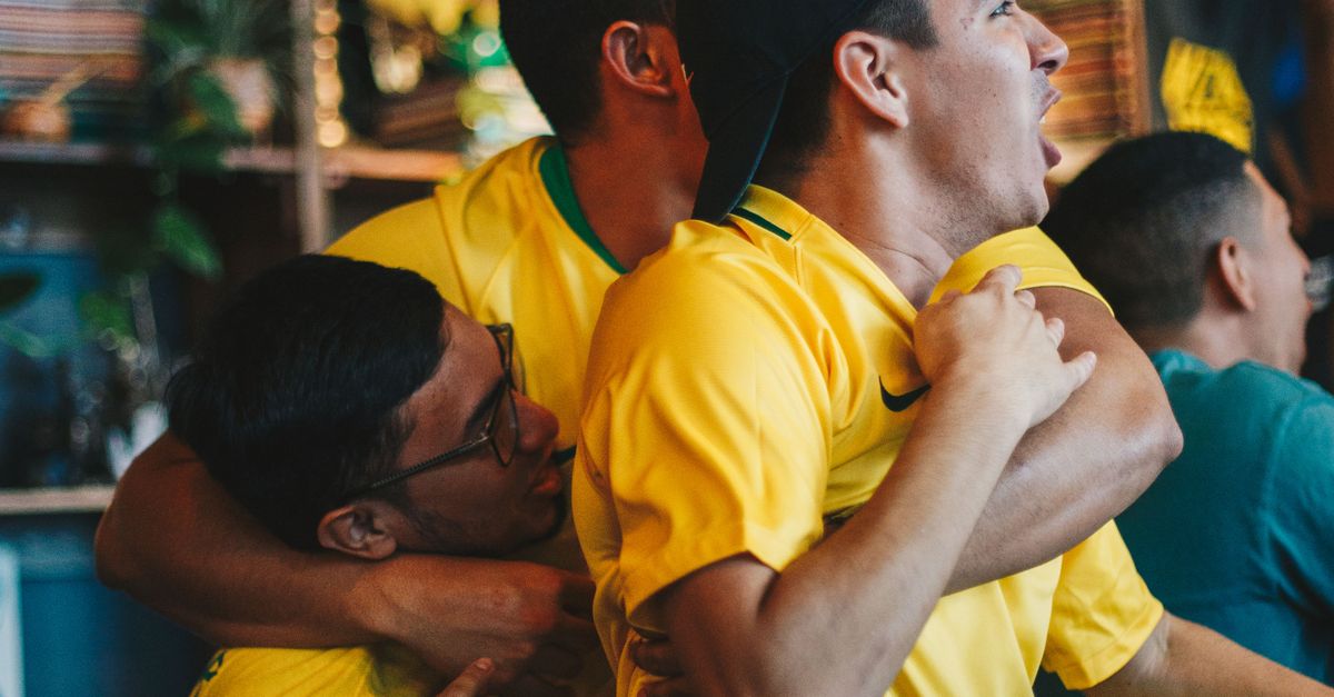 Rüyada Erkek Kardeşle Futbol Maçı Seyretmek - Rüya Tabiri ve Anlamı - Birbirini Kucaklayan Sarı Gömlek Giyen üç Adam