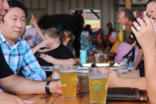 一群成年人在热闹的室内环境中一起享用精酿啤酒