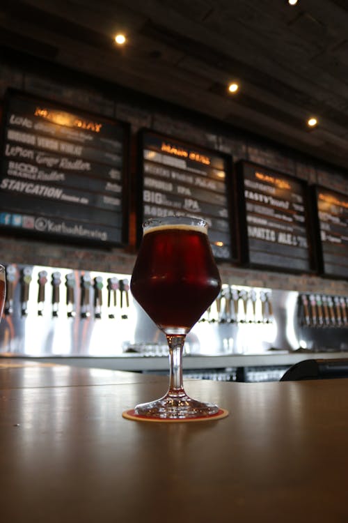 Área de estar confortável em hotel de gama média